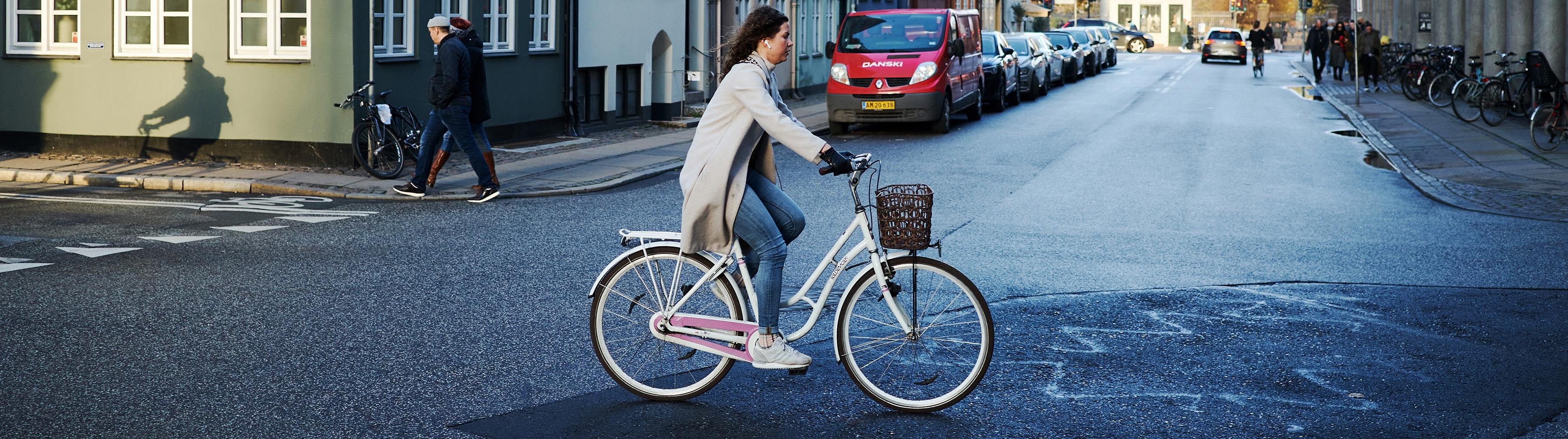 Asociatyvinė dviratininkės mieste nuotrauka 