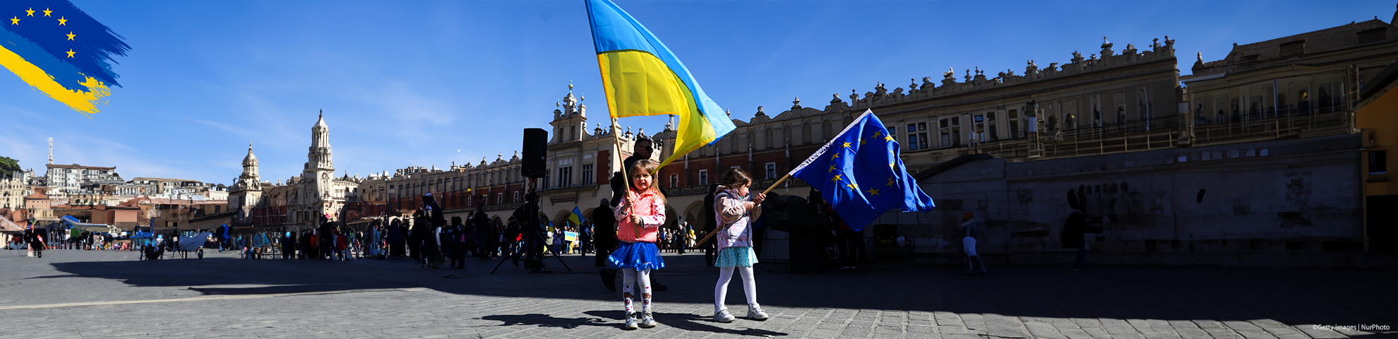 Du vaikai, laikantys ES ir Ukrainos vėliavas