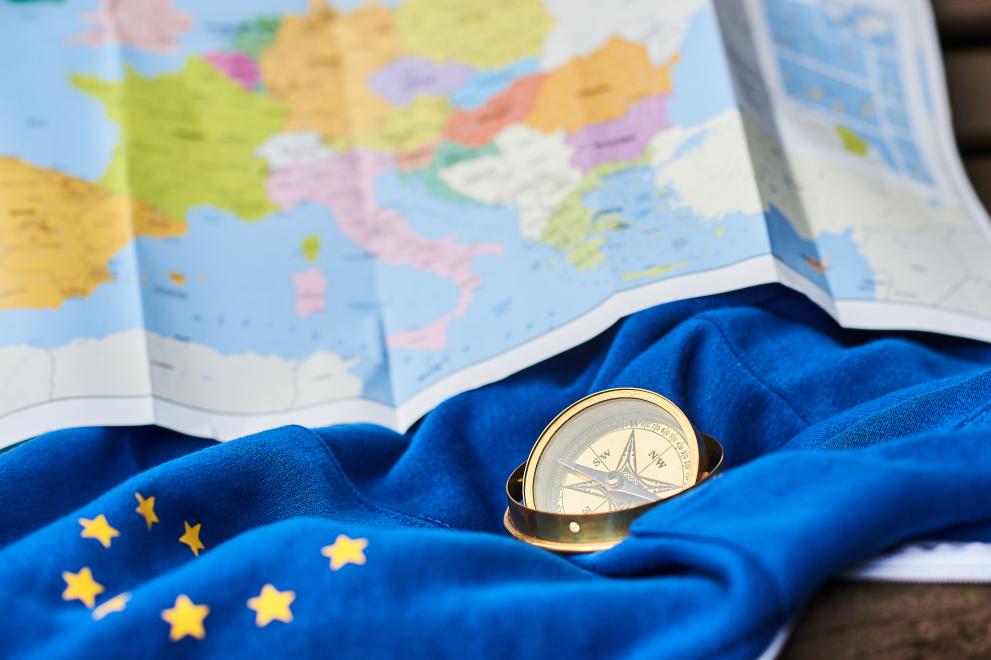 kompasas ir žemėlapis ant ES vėliavos