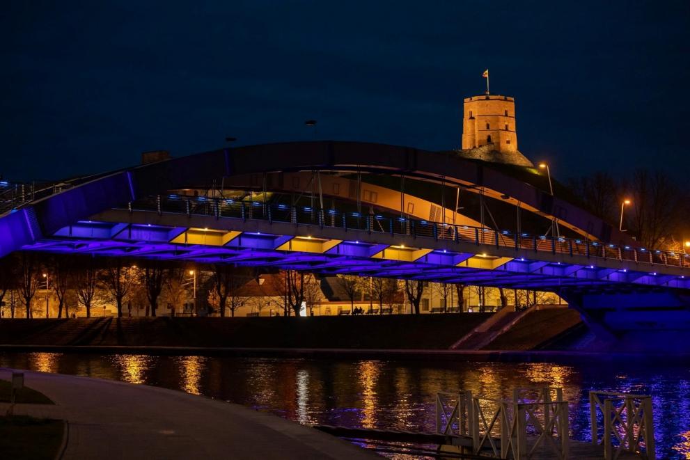 Mindaugo tiltas Vilniuje, nušviestas Ukrainos vėliavos spalvomis