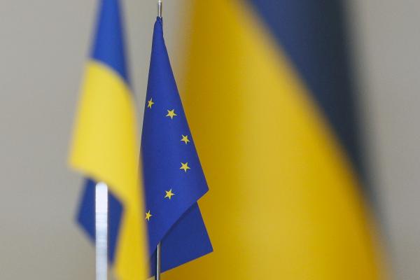 ES ir Ukrainos vėliavos