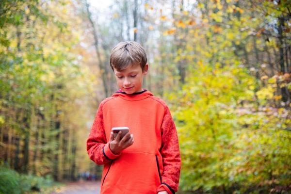 vaikas miške su telefonu