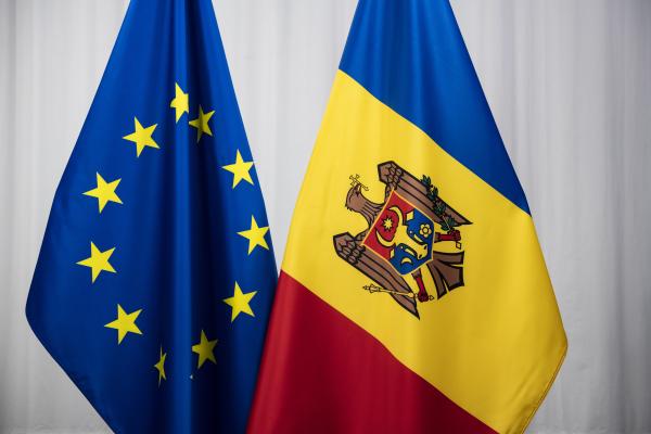 ES ir Moldovos vėliavos