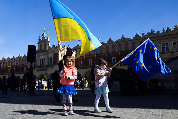 Du vaikai, laikantys ES ir Ukrainos vėliavas